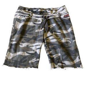BCBG Womens Large Green Camo Walking Shorts, Y2K, 90s, 2000s, 11", Cotton